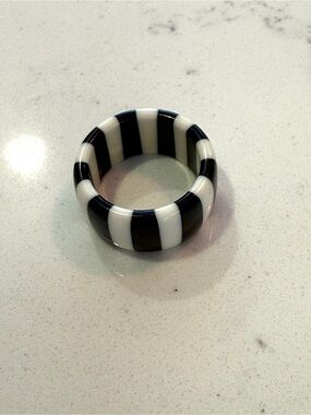 vintage acrylic / resin ring black and white stripe sz 8